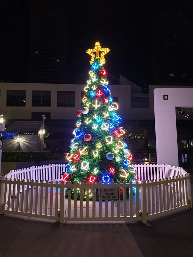 Broadbeach Mall Christmas Tree 2024 - Install for City of Gold Coast - Mainline Electrics