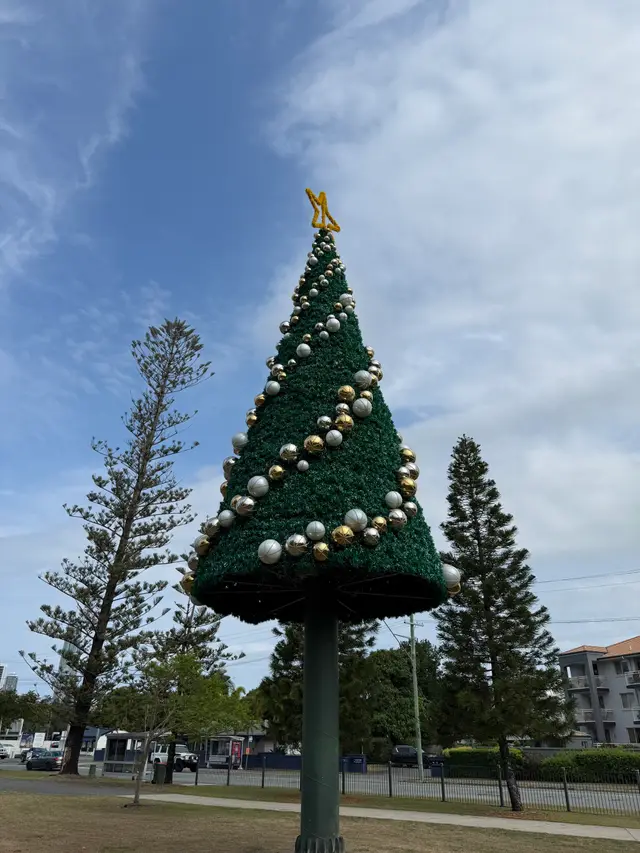 Chevron Island Christmas Tree 2025 - Install for City of Gold Coast - Mainline Electrics